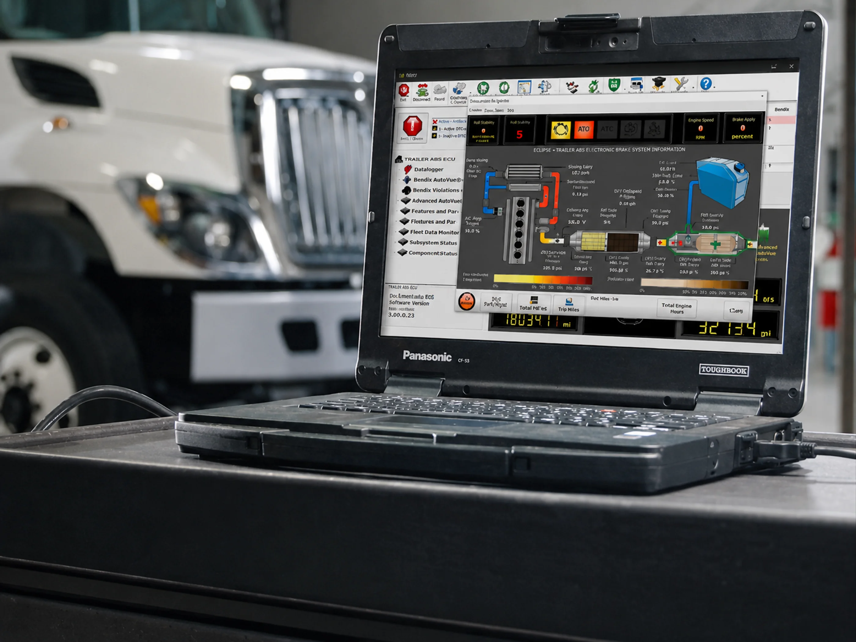 Arsenal completo de diagnóstico diésel: laptops industriales Panasonic Toughbook, interfaces Nexiq, OTC, Jaltest, JPRO, KESS V2, módulos ECM y harness con conectores Deutsch